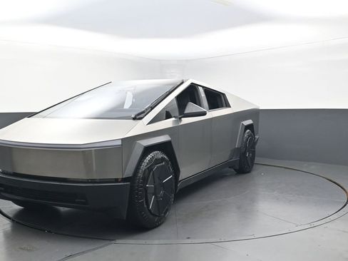 Used 2024 Tesla Cybertruck AWD Crew Cab image 4