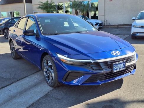 Used 2025 Hyundai Elantra Sport FWD image 3