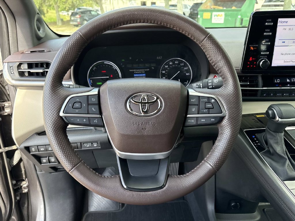 Used 2023 Toyota Sienna Platinum AWD/4WD image 38