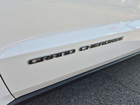 Used 2020 Jeep Grand Cherokee Laredo w/ Laredo X Package RWD image 11