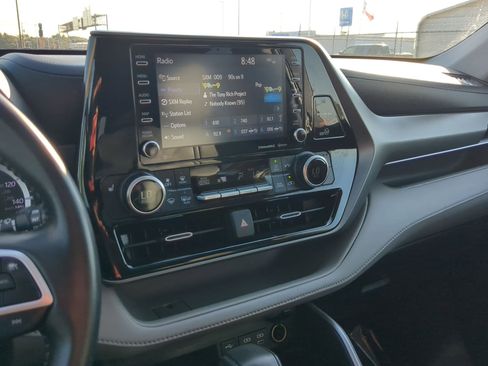 Used 2022 Toyota Highlander XLE image 23