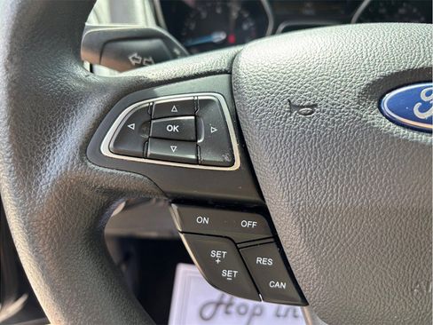Used 2018 Ford Focus SE w/ SE Appearance Package FWD image 18