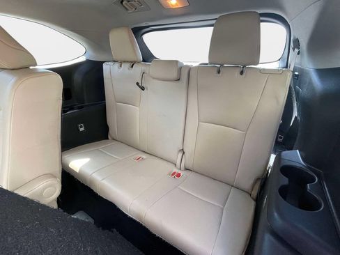 Used 2021 Toyota Highlander XLE AWD/4WD image 12
