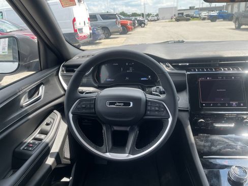 Used 2025 Jeep Grand Cherokee Laredo X w/ Luxury Tech Group I AWD/4WD image 16