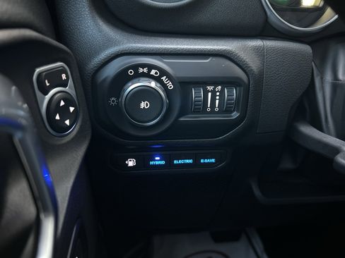 Used 2022 Jeep Wrangler Unlimited Sahara w/ Cold Weather Group image 27