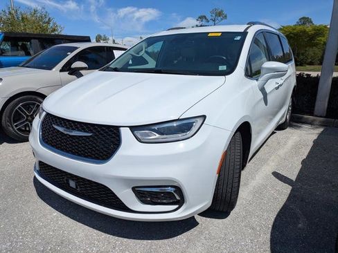 Used 2021 Chrysler Pacifica Touring-L image 6