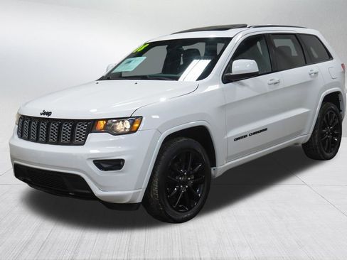 Used 2018 Jeep Grand Cherokee Altitude image 2