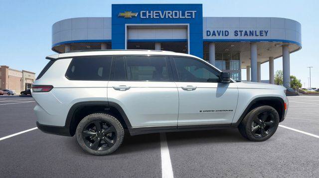 Used 2025 Jeep Grand Cherokee L Limited w/ Black Appearance Package AWD/4WD image 9