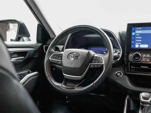 Certified 2023 Toyota Highlander XLE FWD image 15