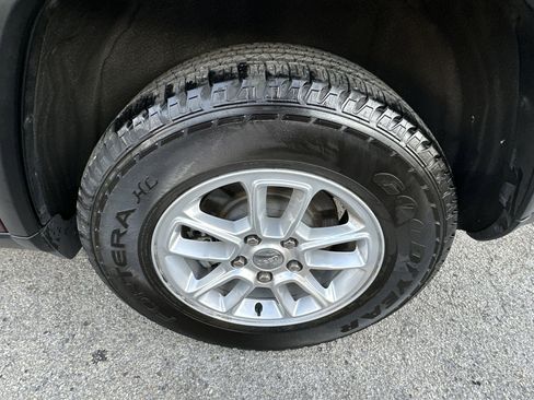 Used 2019 Jeep Grand Cherokee Laredo image 19