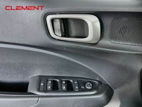 Used 2025 Hyundai Venue SEL FWD image 24