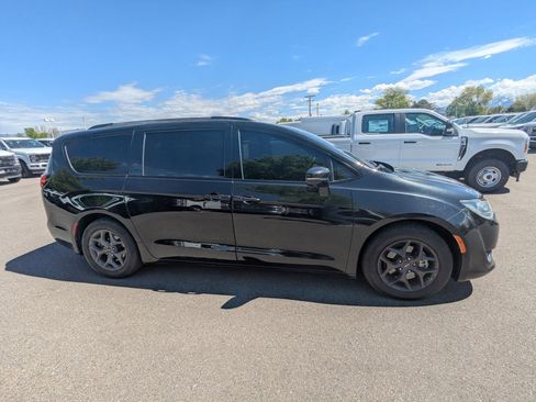 Used 2018 Chrysler Pacifica Limited w/ Advanced Safetytec Group image 2