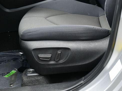 Used 2024 Toyota Highlander LE AWD/4WD image 11
