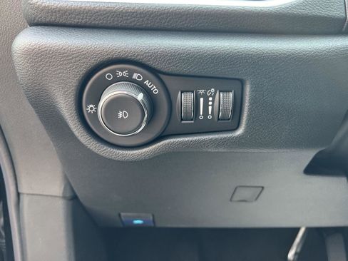 New 2025 Chrysler Pacifica Select w/ Uconnect Theater Family Group image 19