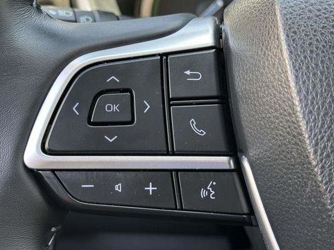 Used 2022 Toyota Highlander XLE AWD/4WD image 23