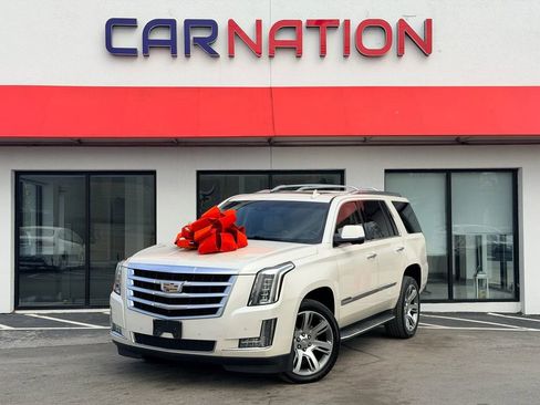 Used 2015 Cadillac Escalade Luxury image 2
