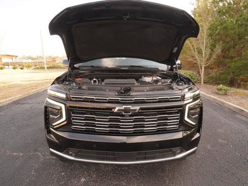 Used 2025 Chevrolet Suburban High Country image 9
