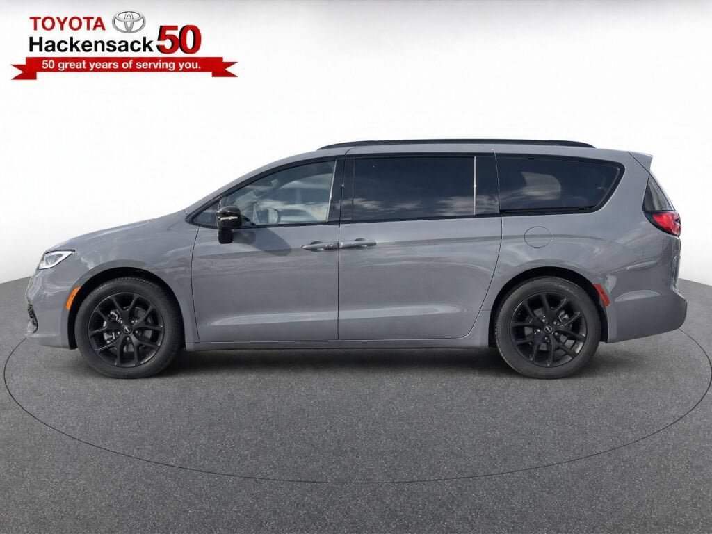 Used 2025 Chrysler Pacifica Limited FWD image 6