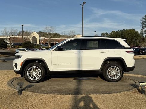 New 2025 Jeep Grand Cherokee Laredo image 4