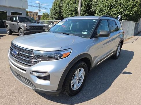 Used 2022 Ford Explorer XLT w/ Equipment Group 202A AWD/4WD image 2