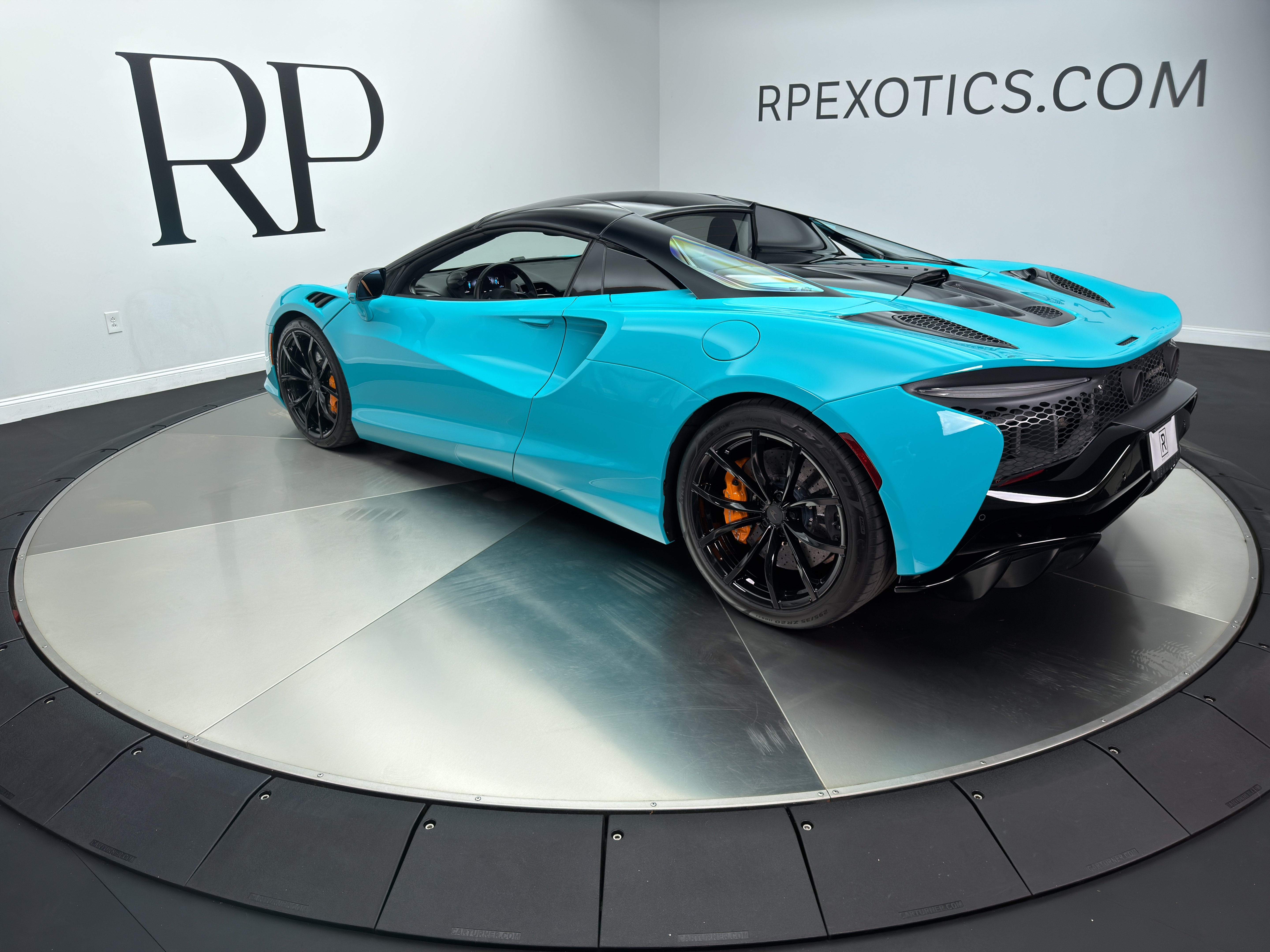 Used 2025 McLaren Artura Spider RWD image 12
