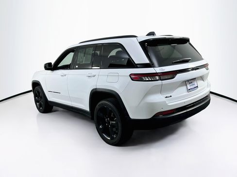 Used 2023 Jeep Grand Cherokee Altitude AWD/4WD image 7