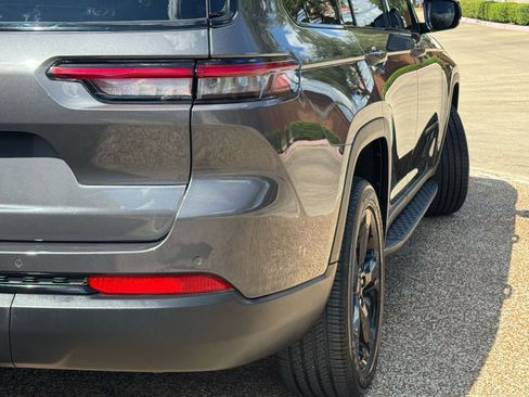 Used 2023 Jeep Grand Cherokee L Laredo image 4