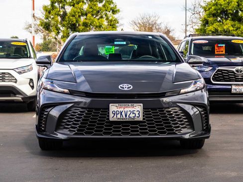Used 2025 Toyota Camry SE image 2