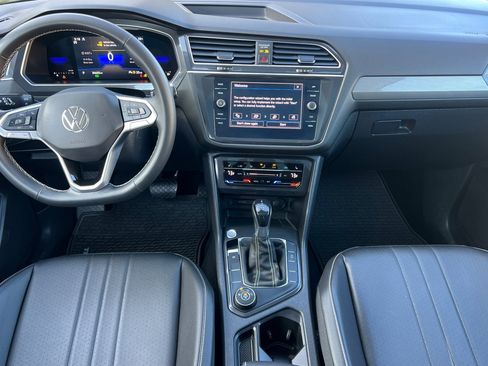 Used 2022 Volkswagen Tiguan SE w/ Panoramic Sunroof Package image 13