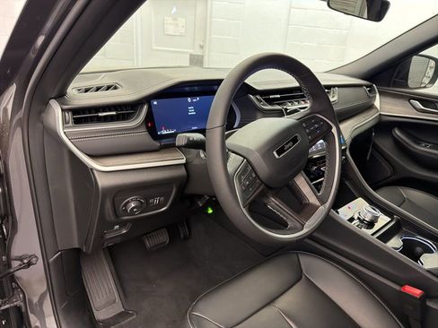 New 2025 Jeep Grand Cherokee Limited w/ Black Appearance Package image 15