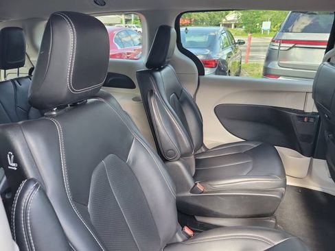 Used 2023 Chrysler Pacifica Touring-L FWD image 31