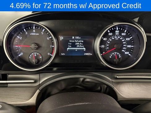 Used 2024 Kia Carnival EX image 20