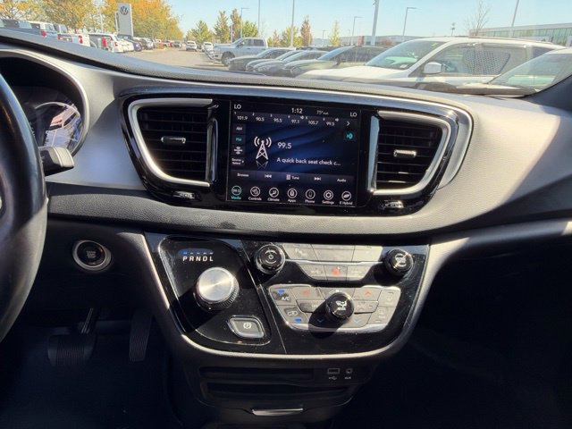 Used 2020 Chrysler Pacifica Touring-L w/ S Appearance Package FWD image 16