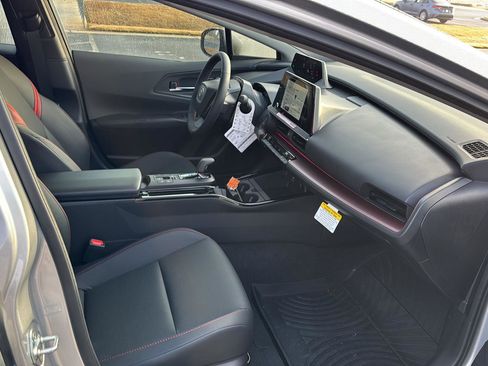 New 2025 Toyota Prius Plug-In Hybrid image 10