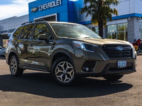 Used 2024 Subaru Forester Premium AWD/4WD image 1