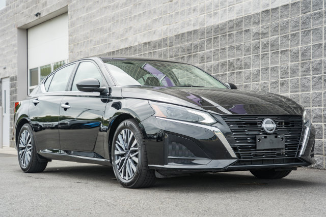Used 2025 Nissan Altima 2.5 SV FWD image 2