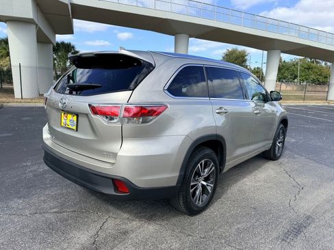 Used 2016 Toyota Highlander XLE image 3