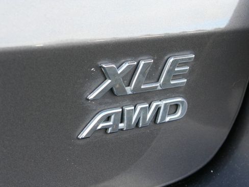 Used 2014 Toyota Sienna XLE image 33