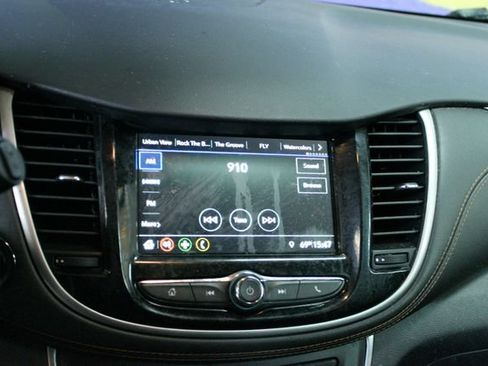Used 2019 Chevrolet Trax LT w/ LT Convenience Package FWD image 18