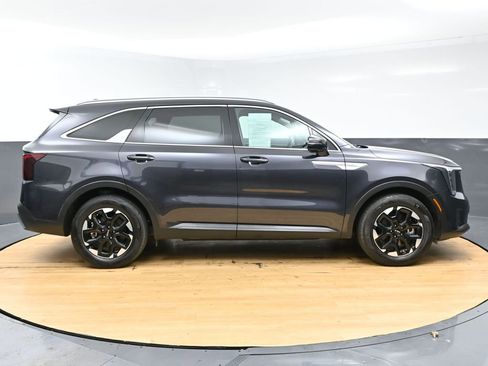 Used 2025 Kia Sorento S image 8