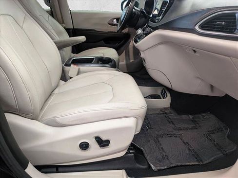 Used 2017 Chrysler Pacifica Touring-L Plus FWD image 27