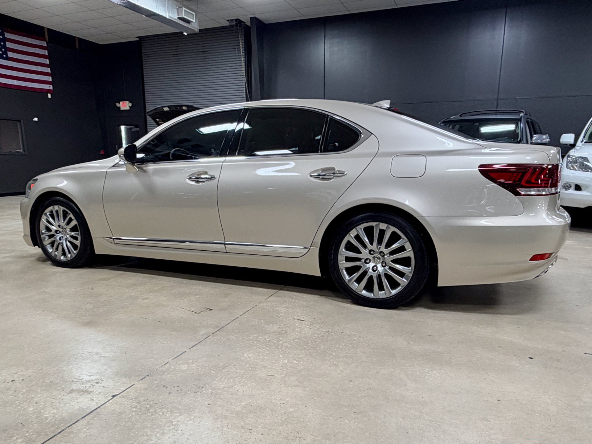 Used 2014 Lexus LS 460 w/ Comfort Package RWD image 11