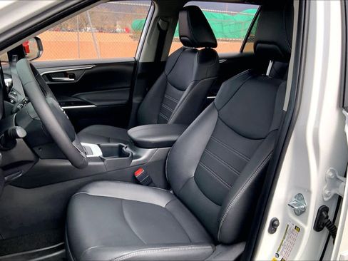 Used 2025 Toyota RAV4 XLE Premium image 8