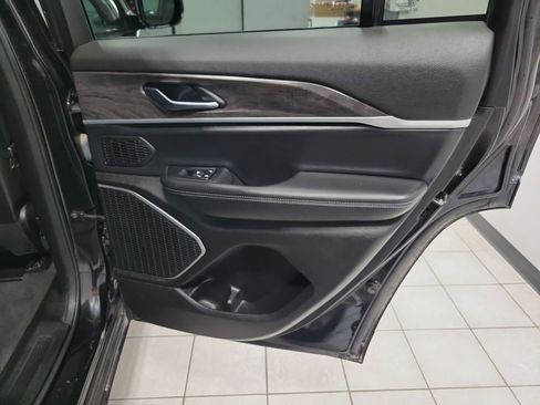 Used 2022 Jeep Grand Cherokee Limited image 16