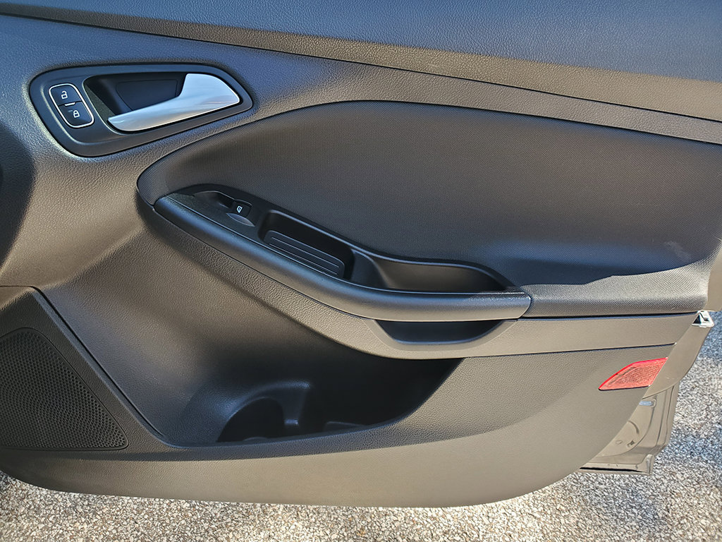 Used 2015 Ford Focus SE w/ SE Cold Weather Package FWD image 20