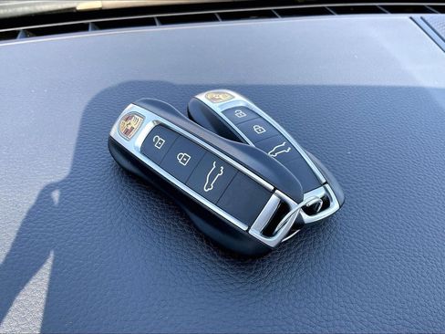 Used 2024 Porsche Cayenne Coupe AWD/4WD image 14