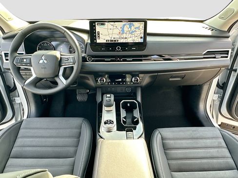 New 2025 Mitsubishi Outlander SE image 3