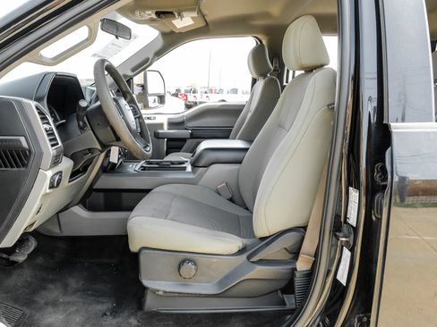 Used 2017 Ford F250 XLT w/ XLT Premium Package AWD/4WD image 5