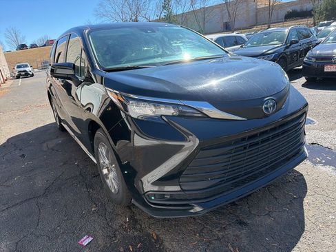 Used 2025 Toyota Sienna LE image 3