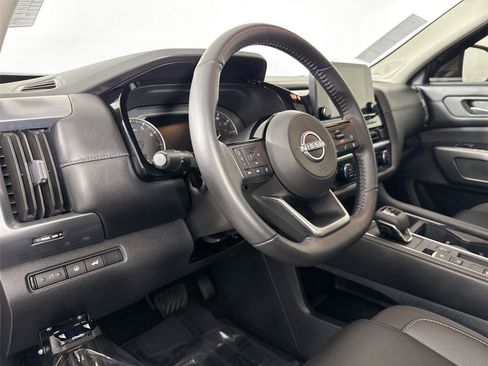 Used 2025 Nissan Pathfinder SL w/ SL Premium Package FWD image 4